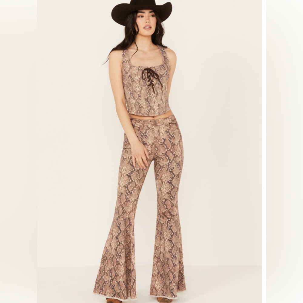 NWT Shyanne high rise snake print super flare jeans
